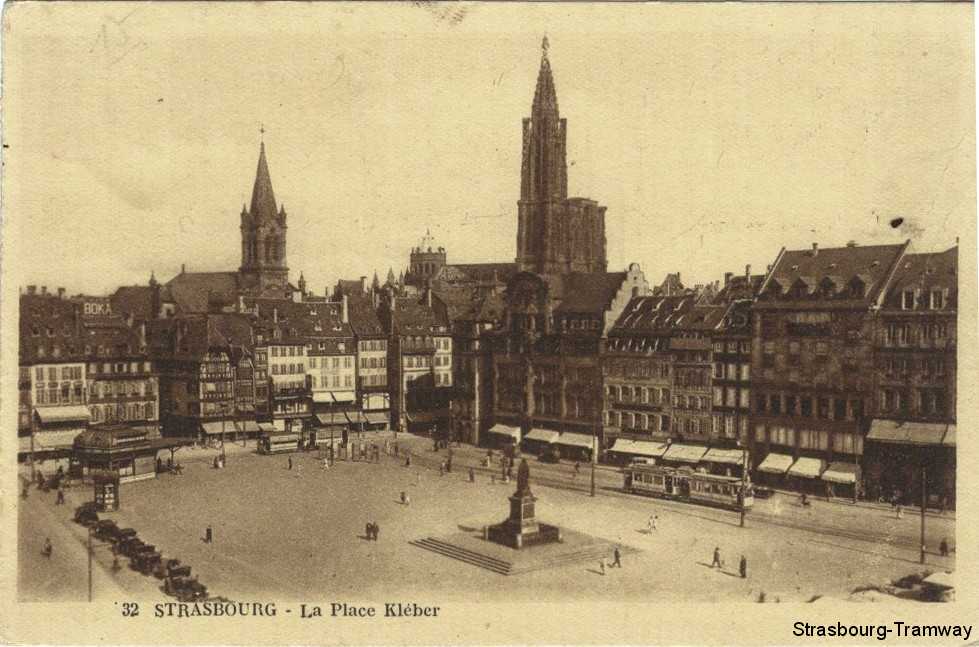 Tramways dans leurs nouvelles couleurs Ivoire, Place Kl�ber.